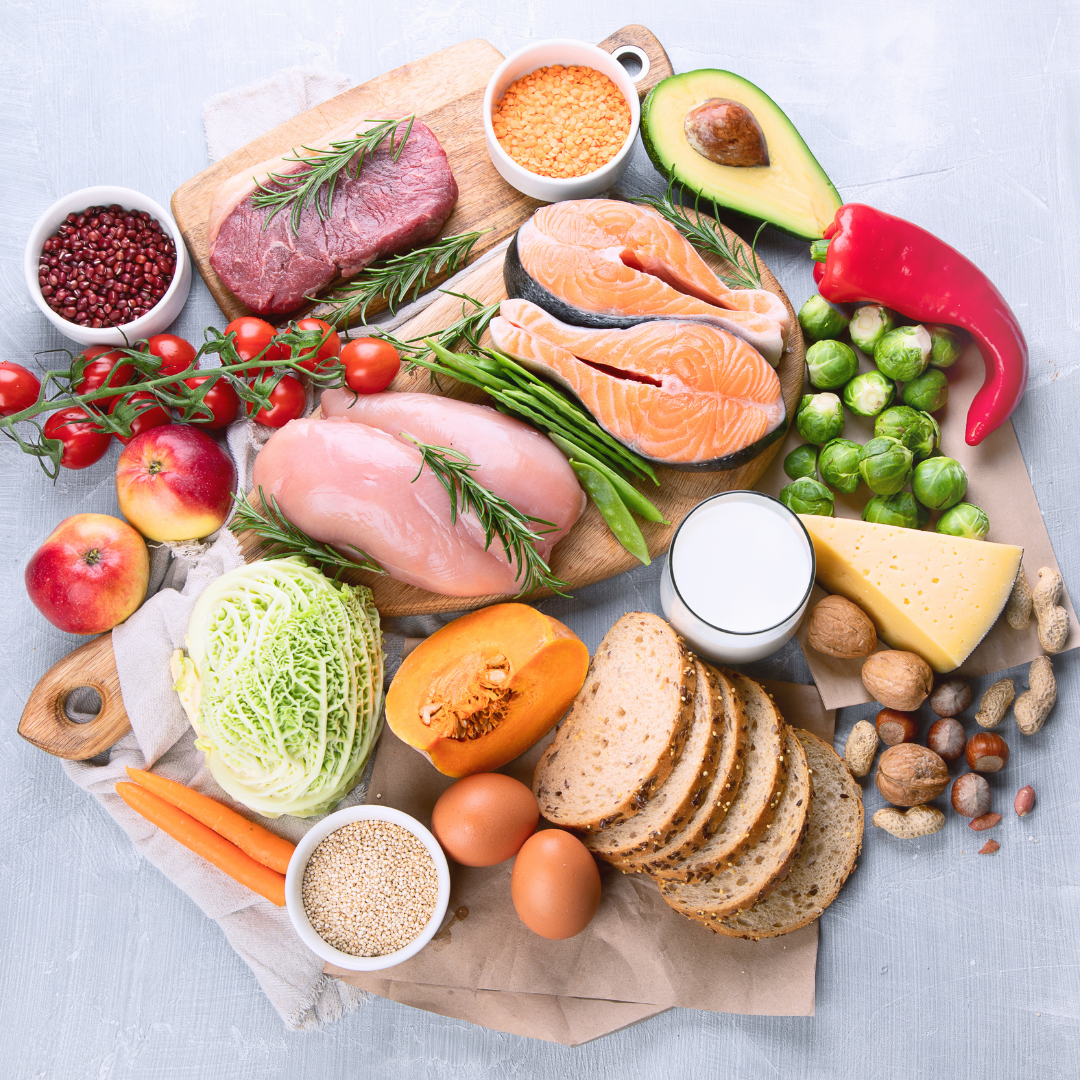 "Repas sain avec protéines, légumes, féculents et graines pour soutenir l'équilibre hormonal"