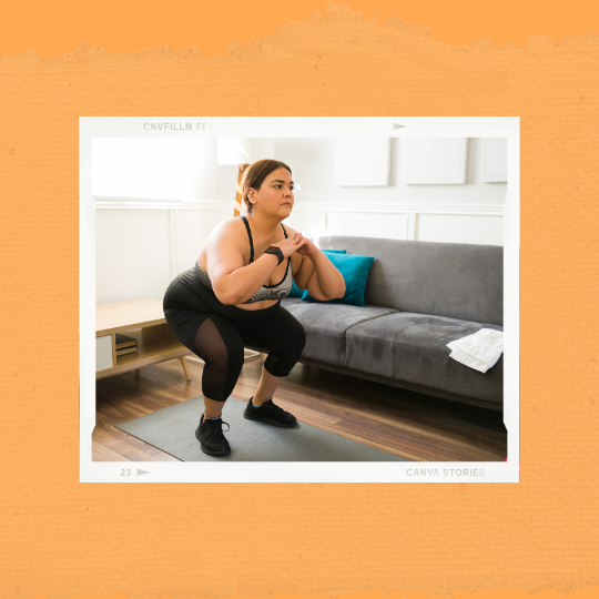 "Femme de 40 ans et plus faisant des squats pour le renforcement musculaire"
